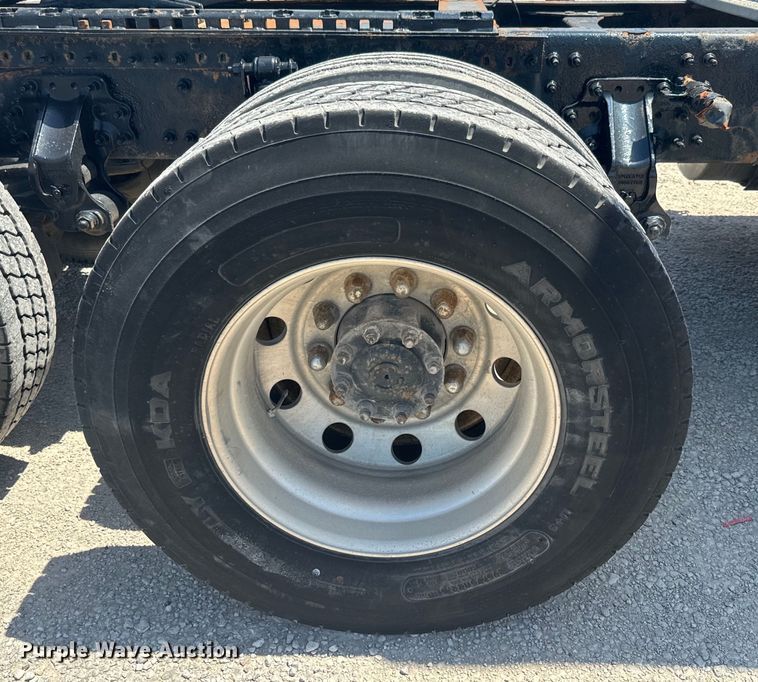 image for item EK1353 2006 Volvo VNL semi truck