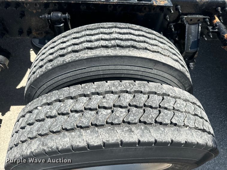 image for item EK1353 2006 Volvo VNL semi truck