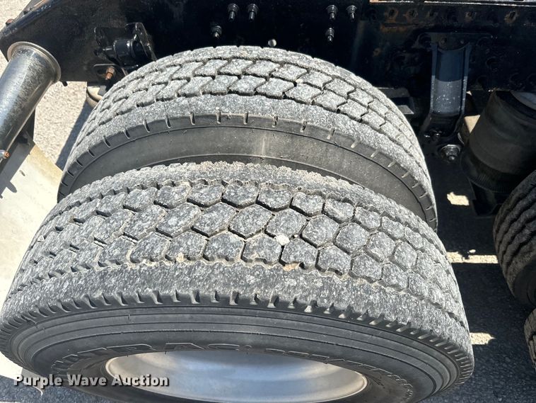 image for item EK1353 2006 Volvo VNL semi truck