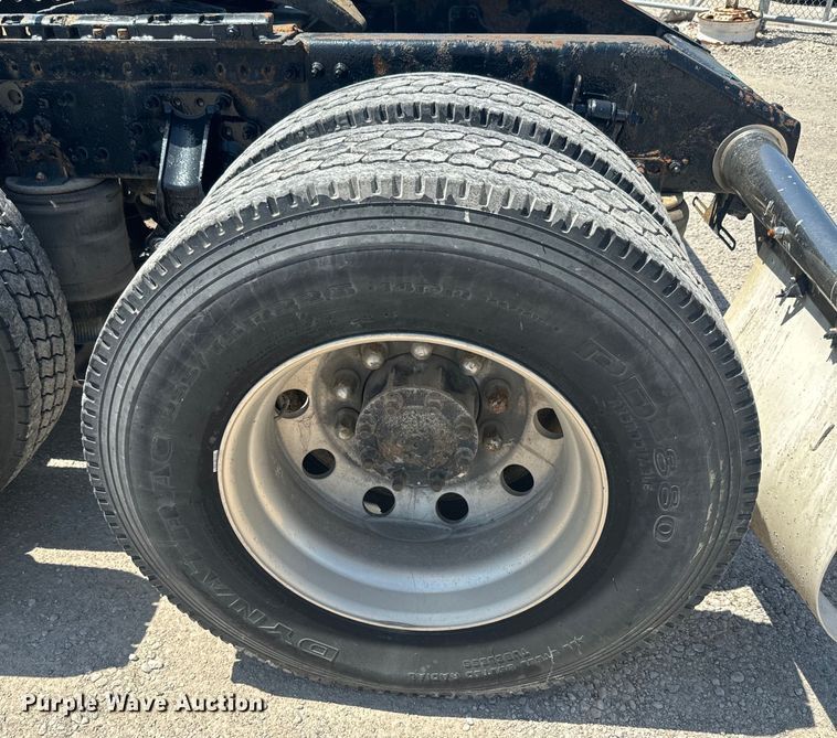 image for item EK1353 2006 Volvo VNL semi truck