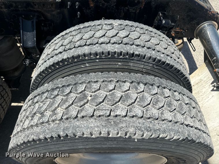 image for item EK1353 2006 Volvo VNL semi truck