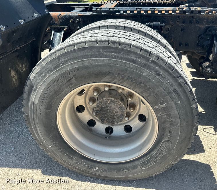 image for item EK1353 2006 Volvo VNL semi truck