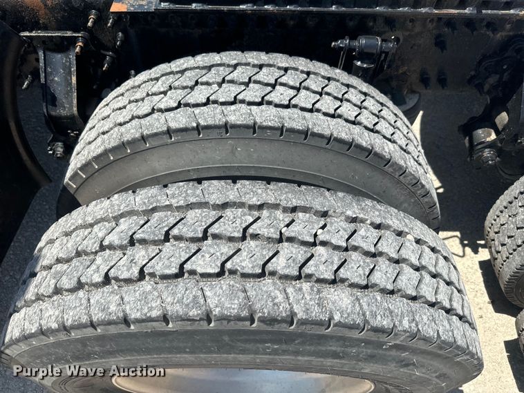 image for item EK1353 2006 Volvo VNL semi truck