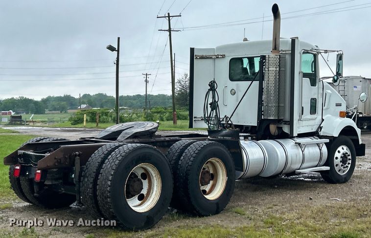 image for item EK4597 2007 Kenworth  T800  semi truck
