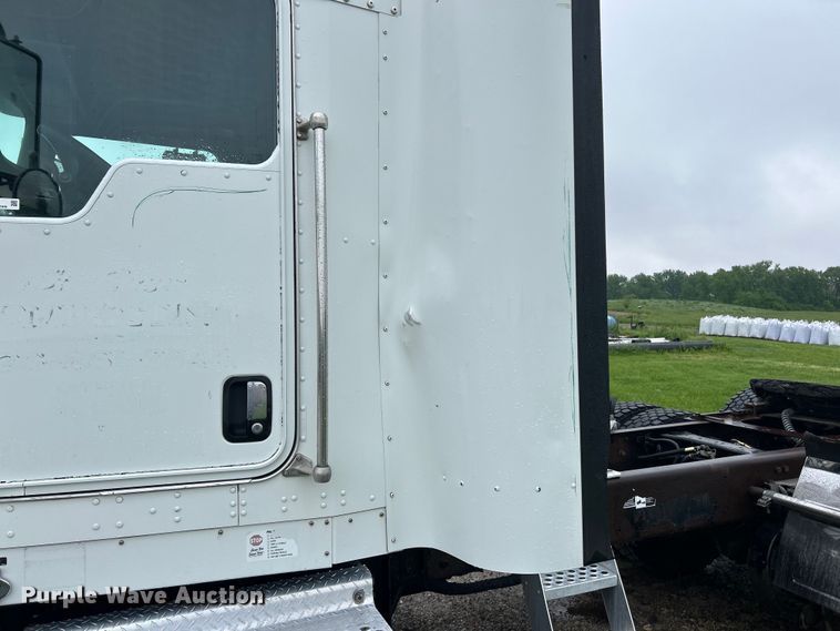 image for item EK4597 2007 Kenworth  T800  semi truck