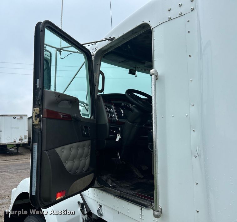 image for item EK4597 2007 Kenworth  T800  semi truck