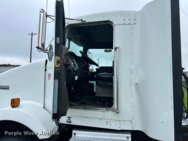 image for item EK4597 2007 Kenworth  T800  semi truck