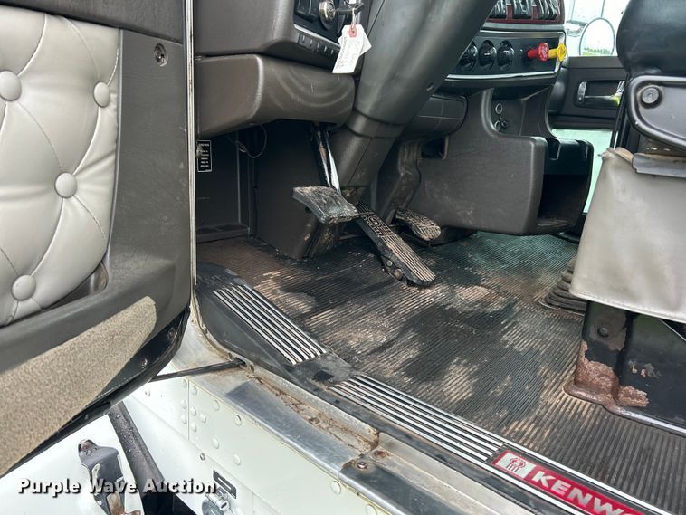 image for item EK4597 2007 Kenworth  T800  semi truck