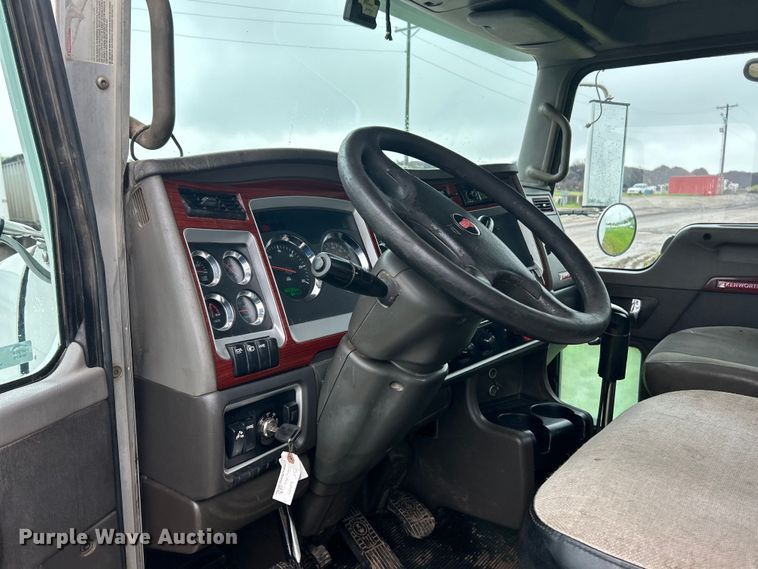 image for item EK4597 2007 Kenworth  T800  semi truck