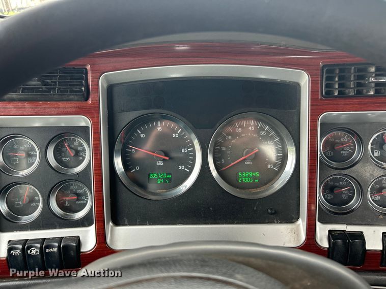 image for item EK4597 2007 Kenworth  T800  semi truck