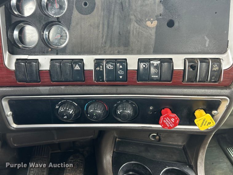 image for item EK4597 2007 Kenworth  T800  semi truck