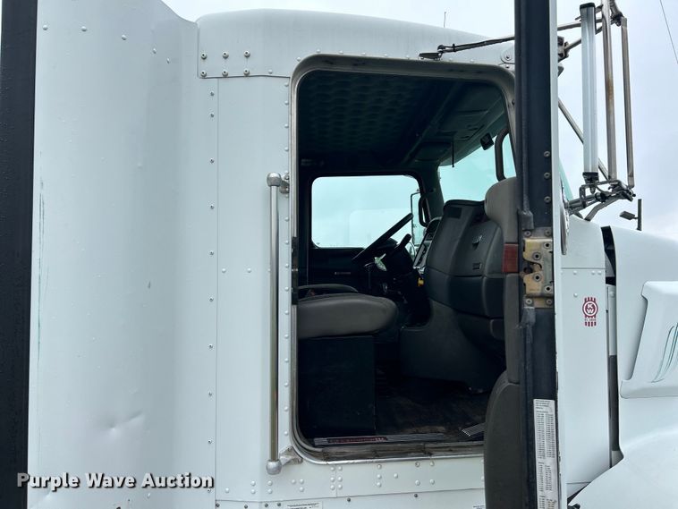 image for item EK4597 2007 Kenworth  T800  semi truck