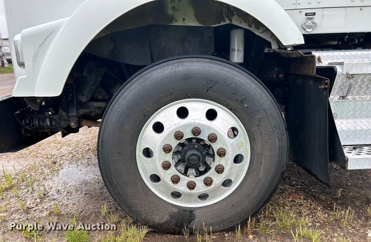 image for item EK4597 2007 Kenworth  T800  semi truck