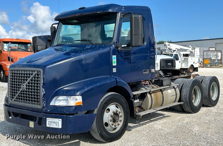 image for item EK4663 2008 Volvo VNM semi truck