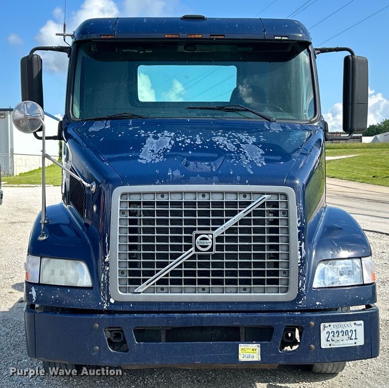 image for item EK4663 2008 Volvo VNM semi truck