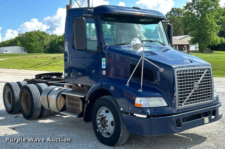 image for item EK4663 2008 Volvo VNM semi truck