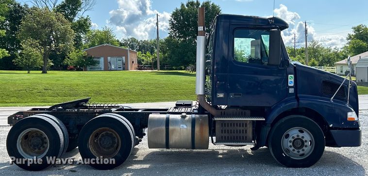 image for item EK4663 2008 Volvo VNM semi truck