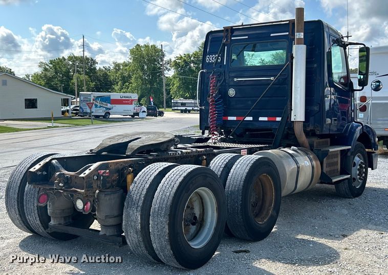 image for item EK4663 2008 Volvo VNM semi truck