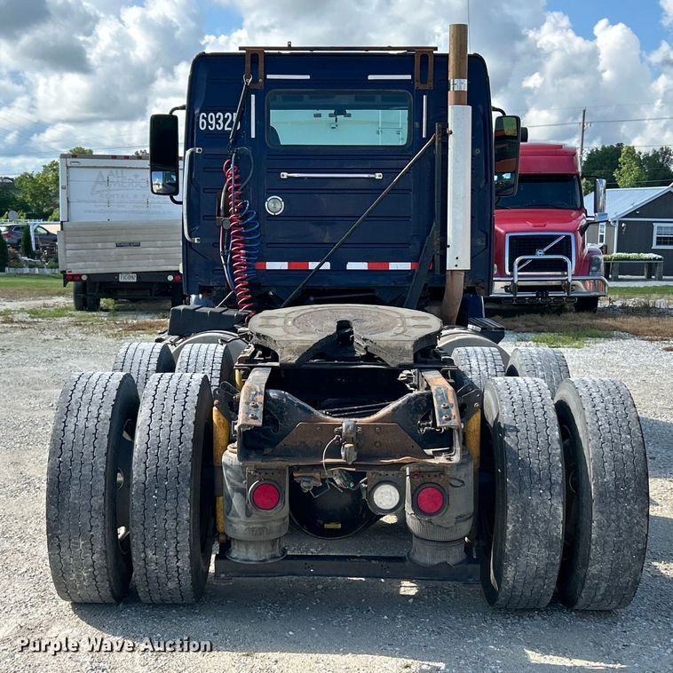 image for item EK4663 2008 Volvo VNM semi truck
