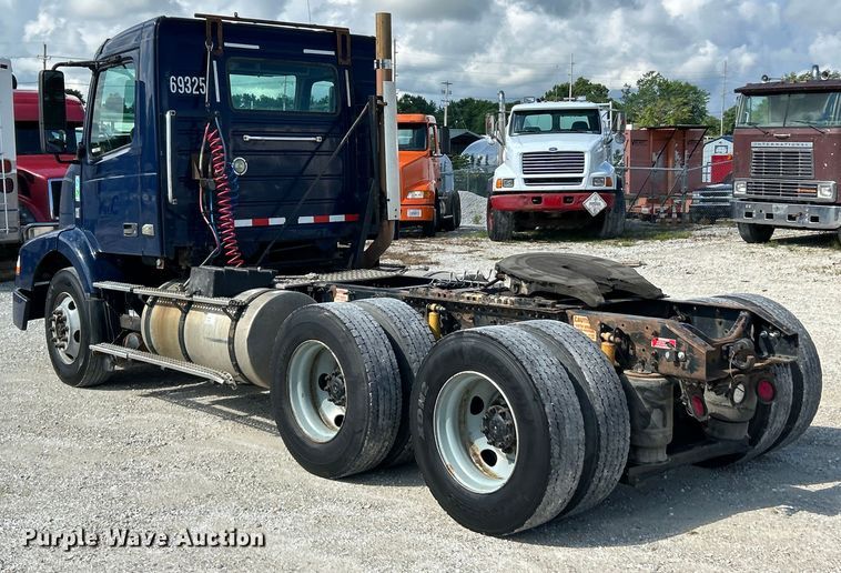 image for item EK4663 2008 Volvo VNM semi truck