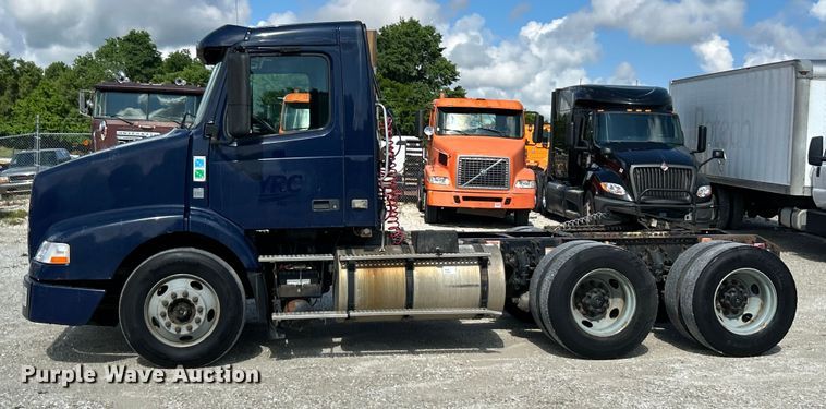 image for item EK4663 2008 Volvo VNM semi truck