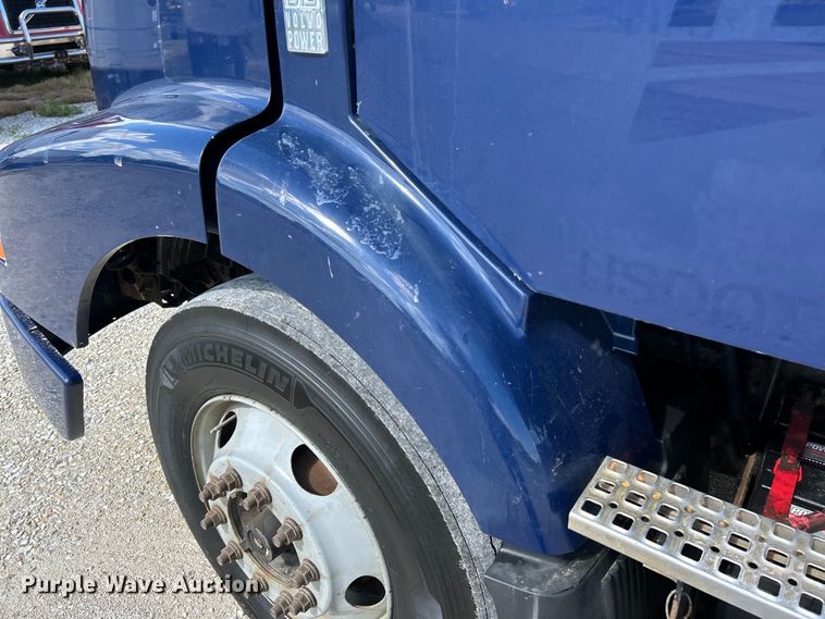 image for item EK4663 2008 Volvo VNM semi truck