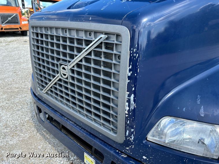 image for item EK4663 2008 Volvo VNM semi truck