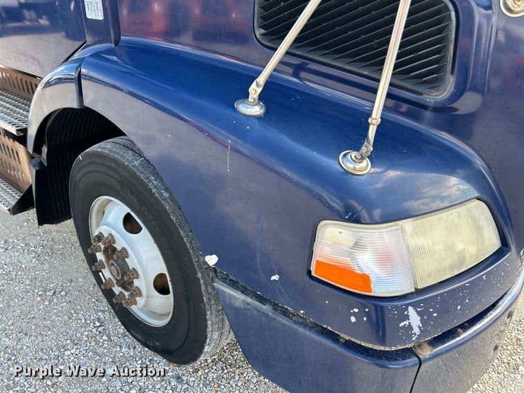 image for item EK4663 2008 Volvo VNM semi truck