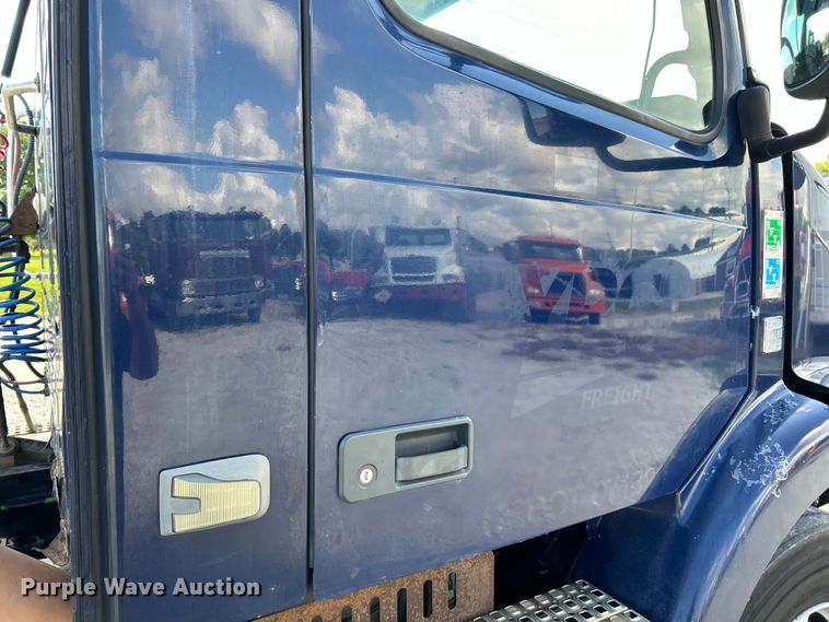 image for item EK4663 2008 Volvo VNM semi truck