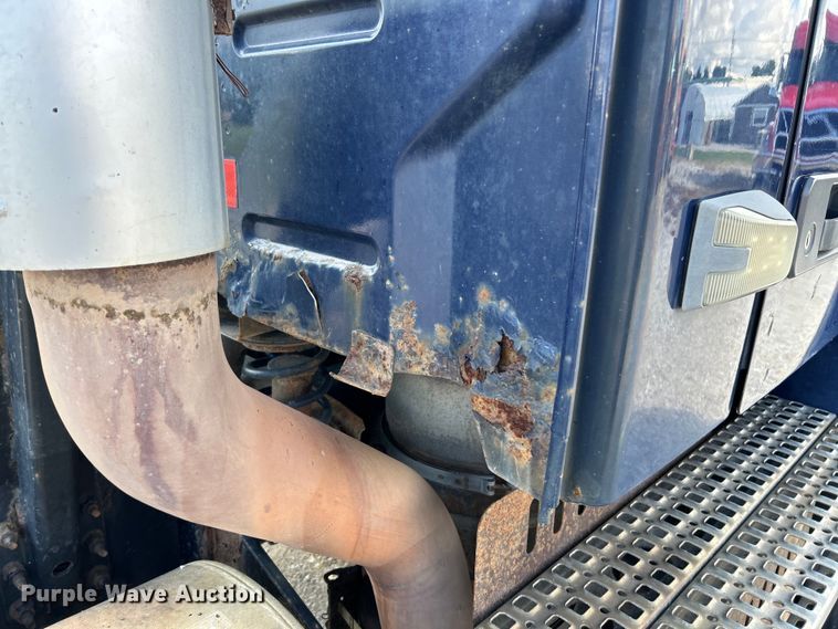 image for item EK4663 2008 Volvo VNM semi truck