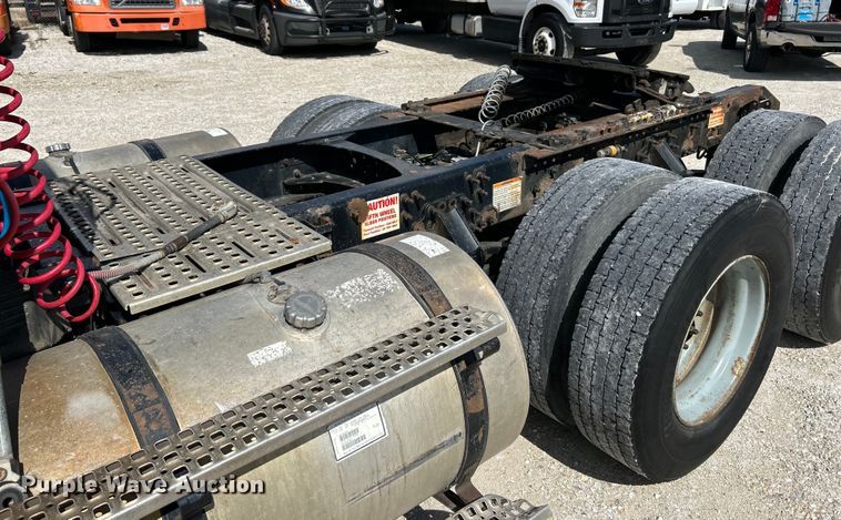 image for item EK4663 2008 Volvo VNM semi truck