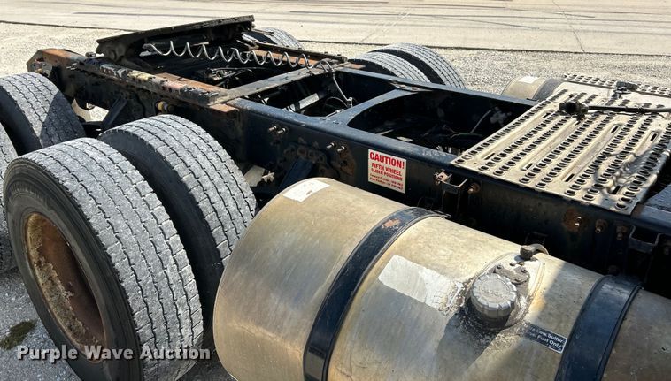 image for item EK4663 2008 Volvo VNM semi truck