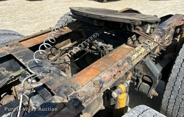 image for item EK4663 2008 Volvo VNM semi truck