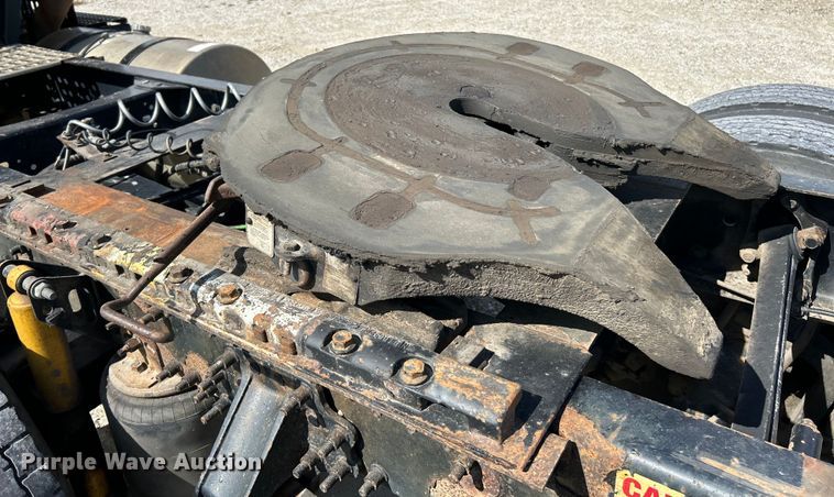 image for item EK4663 2008 Volvo VNM semi truck