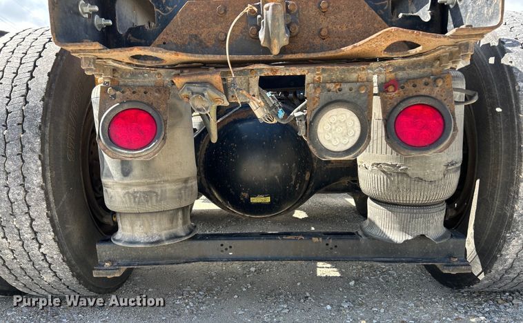 image for item EK4663 2008 Volvo VNM semi truck