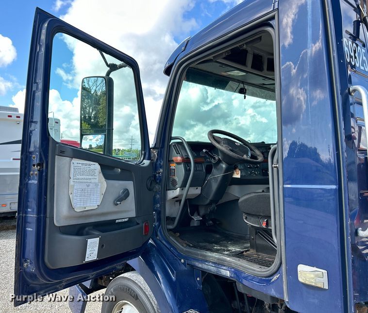 image for item EK4663 2008 Volvo VNM semi truck