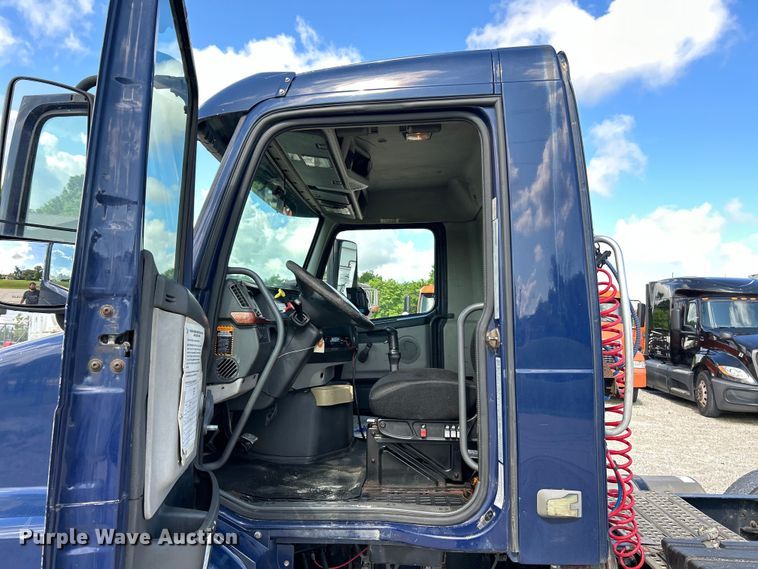 image for item EK4663 2008 Volvo VNM semi truck