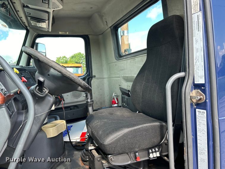 image for item EK4663 2008 Volvo VNM semi truck