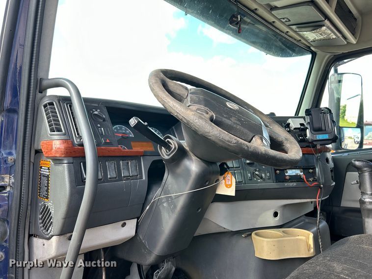 image for item EK4663 2008 Volvo VNM semi truck