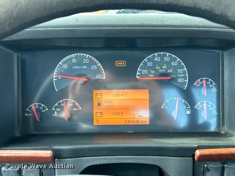 image for item EK4663 2008 Volvo VNM semi truck