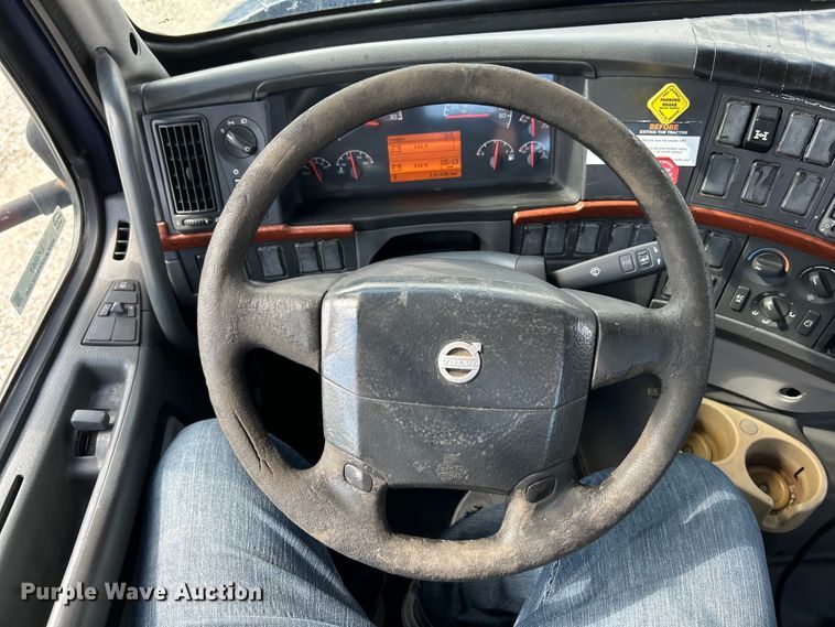 image for item EK4663 2008 Volvo VNM semi truck