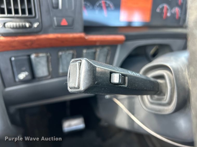 image for item EK4663 2008 Volvo VNM semi truck