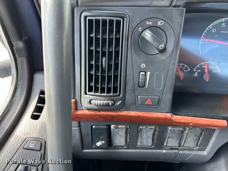 image for item EK4663 2008 Volvo VNM semi truck