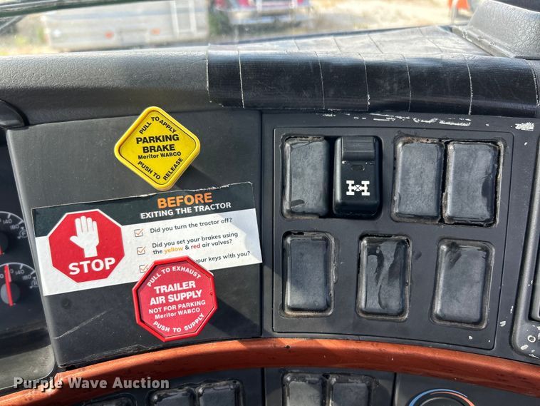 image for item EK4663 2008 Volvo VNM semi truck