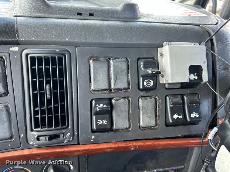 image for item EK4663 2008 Volvo VNM semi truck