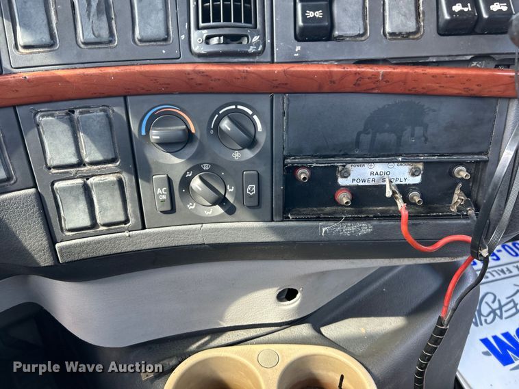 image for item EK4663 2008 Volvo VNM semi truck