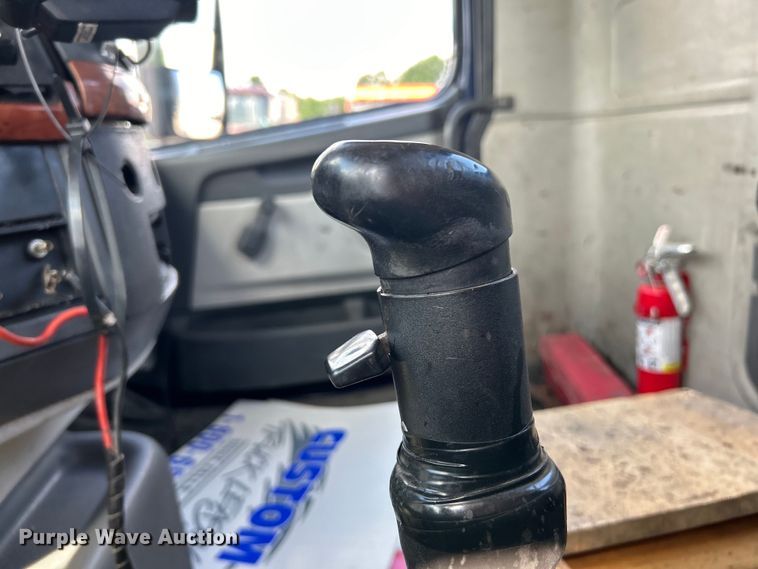 image for item EK4663 2008 Volvo VNM semi truck