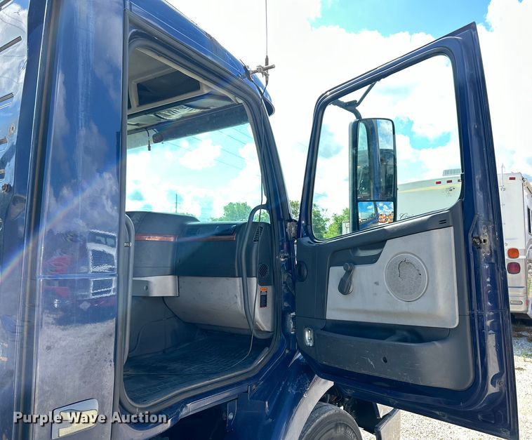 image for item EK4663 2008 Volvo VNM semi truck