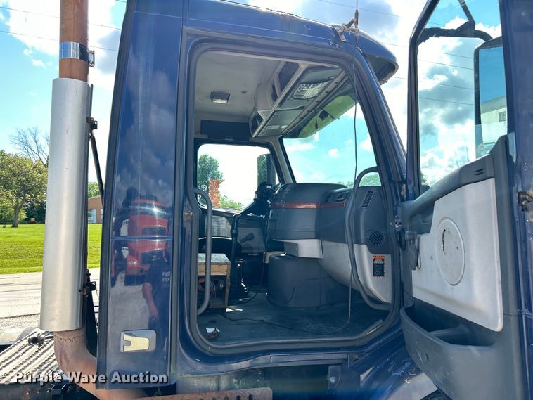 image for item EK4663 2008 Volvo VNM semi truck