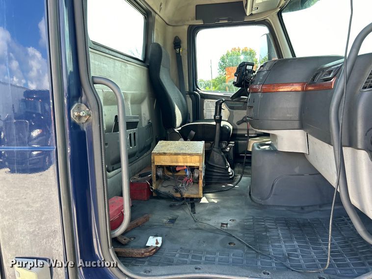 image for item EK4663 2008 Volvo VNM semi truck